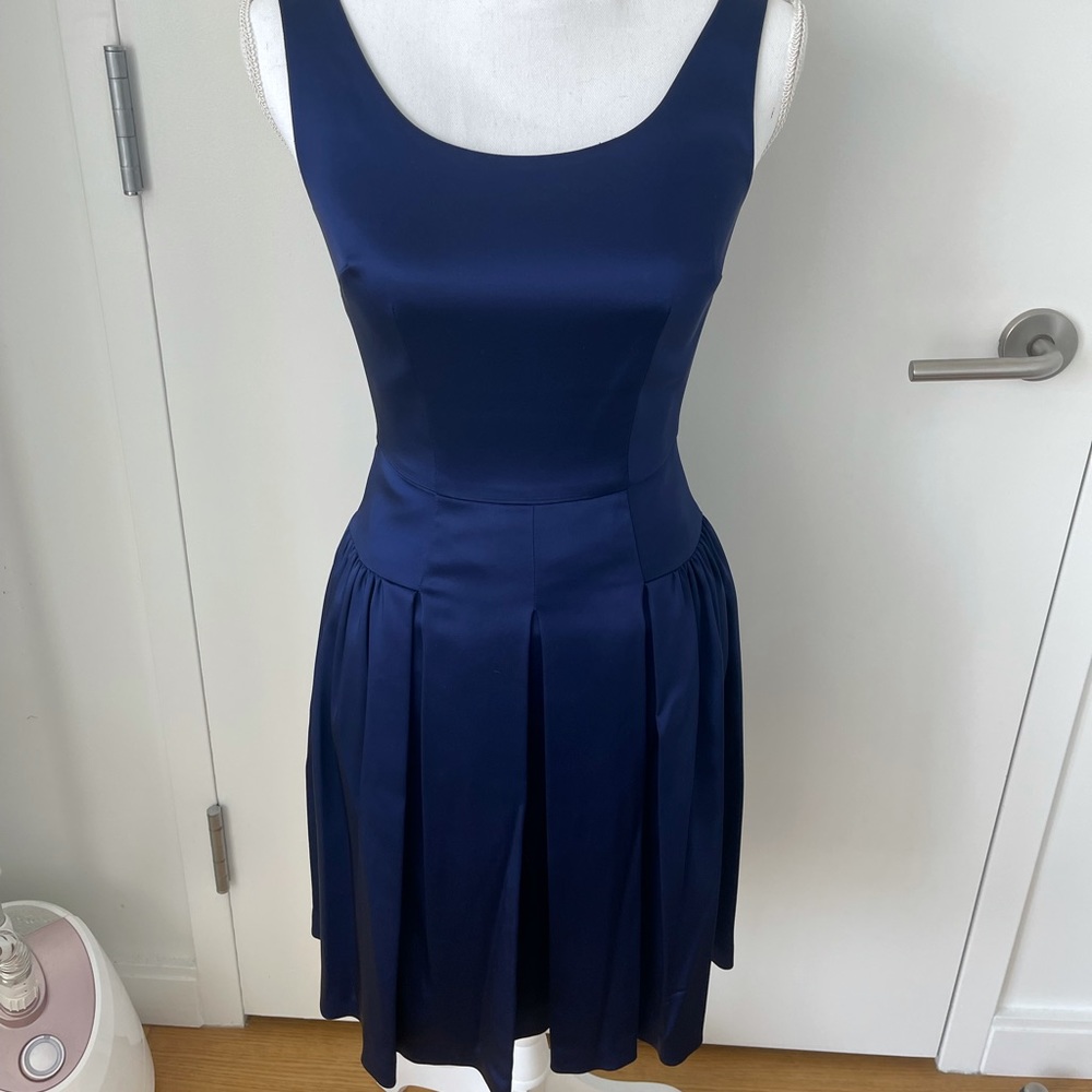 LIKE NEW 100% SILK ELIE TAHARI Dress